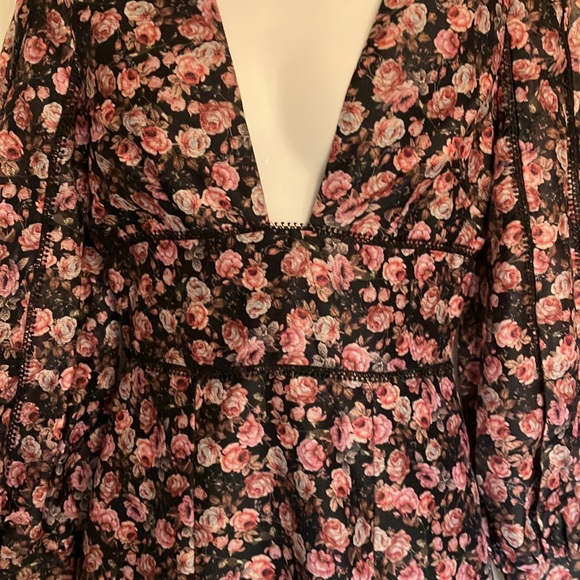 ✨Simply adorable open front black w/subtle peach pink green floral pattern dress - Picture 5 of 16